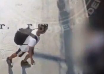¡INDIGNANTE! Hombre empuja a un abuelito y muere atropellado por un tráiler.