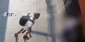 ¡INDIGNANTE! Hombre empuja a un abuelito y muere atropellado por un tráiler.