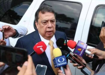 Vinculan a proceso a Ángel Aguirre por desaparición forzada en el caso Ayotzinapa.