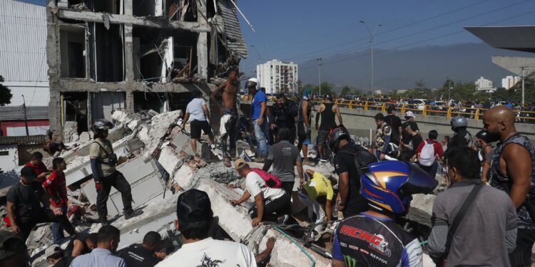 Colombia: Sismo de 7.4 deja 82 muertos y decenas de edificios colapsados