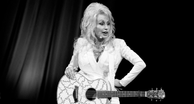 Muere Dolly Parton a los 80 años, el country pierde a una de sus máximas leyendas.