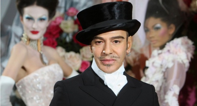 Met Gala 2027 da marcha atrás y cancelan homenaje a John Galliano.