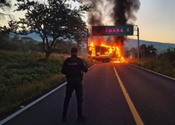 Michoacán amanece bajo fuego; reportan bloqueos y quema de vehículos (VIDEOS).