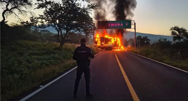 Michoacán amanece bajo fuego; reportan bloqueos y quema de vehículos (VIDEOS).