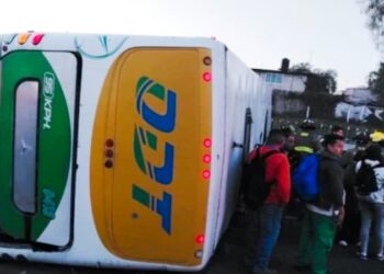 Autobús vuelca en la México-Pachuca; hay un muerto y 25 heridos.