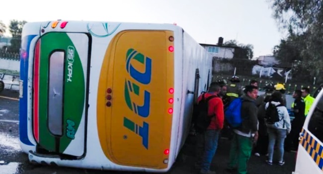 Autobús vuelca en la México-Pachuca; hay un muerto y 25 heridos.