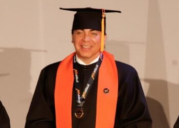¡VIRAL! Cristian Castro celebra su graduación de prepa y planea estudiar en la UNAM.