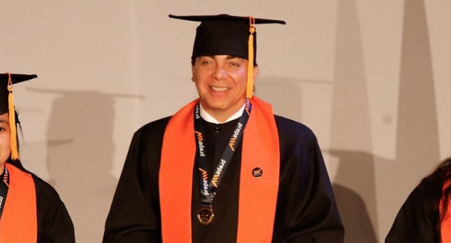 ¡VIRAL! Cristian Castro celebra su graduación de prepa y planea estudiar en la UNAM.