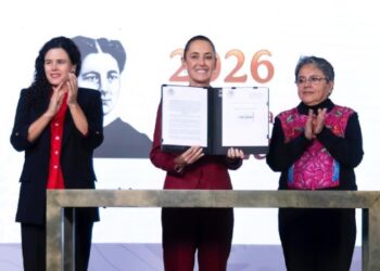 Sheinbaum firma decreto de transparencia y promete hacer pública más información.