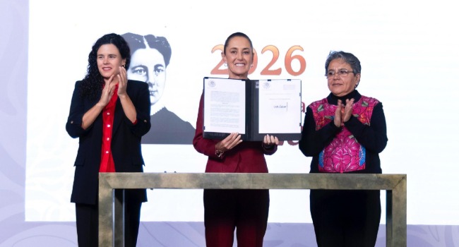 Sheinbaum firma decreto de transparencia y promete hacer pública más información.