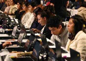 Aspirantes de la UNAM reportan fallas en computadoras del Palacio de los Deportes.