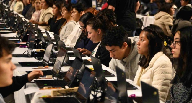 Aspirantes de la UNAM reportan fallas en computadoras del Palacio de los Deportes.
