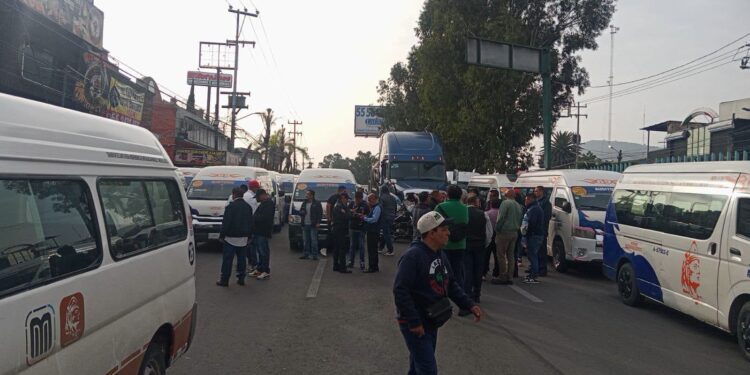 Paralizada la México-Puebla; transportistas exigen justicia por niña de 10 años asesinada
