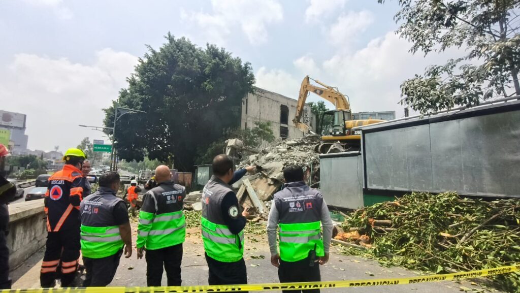 Derrumbe en Viaducto: colapsa edificio en demolición y aplasta dos vehículos