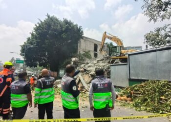 Derrumbe en Viaducto: colapsa edificio en demolición y aplasta dos vehículos