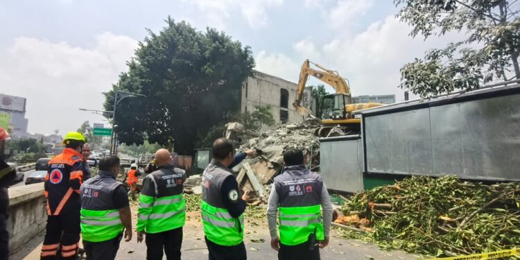 Derrumbe en Viaducto: colapsa edificio en demolición y aplasta dos vehículos