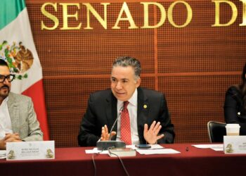 Inzunza renuncia a Morena acorralado por ligas al narco