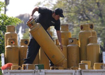 Gaseras entre dos fuegos: guerra en Medio Oriente y regulación