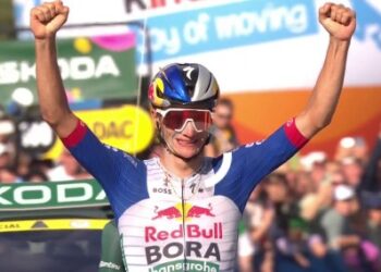 Isaac del Toro domina la montaña y acaricia la corona en Alemania