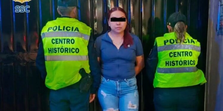 Detienen a mujer con $41 mil 500 en billetes falsos en CDMX