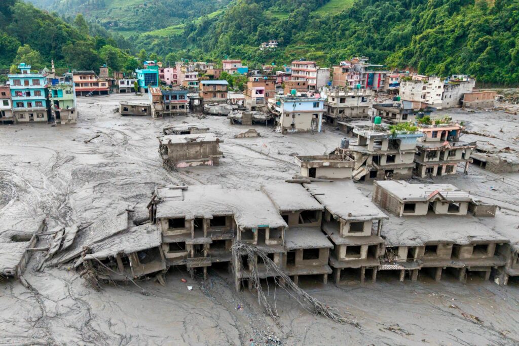 Nepal: van 392 muertos y más de 1,400 desaparecidos