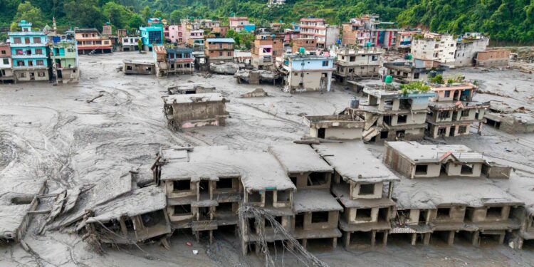 Nepal: van 392 muertos y más de 1,400 desaparecidos