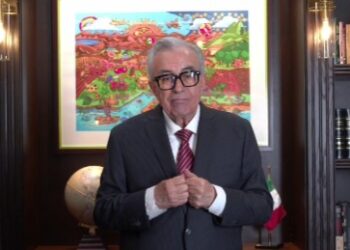 Rocha Moya huye a las explicaciones: pide nueva licencia sin dar razones