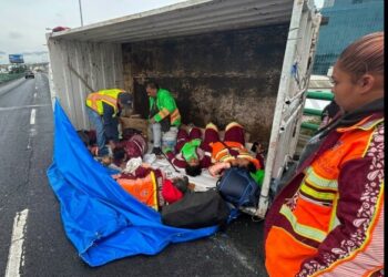 Camioneta con trabajadores de CDMX vuelca tras esquivar caída desde el Segundo Piso (VIDEO)