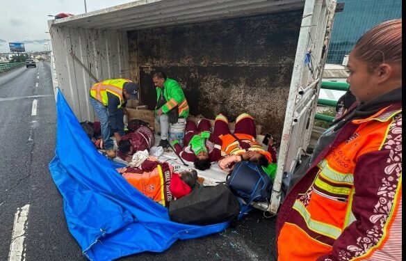 Camioneta con trabajadores de CDMX vuelca tras esquivar caída desde el Segundo Piso (VIDEO)