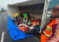 Camioneta con trabajadores de CDMX vuelca tras esquivar caída desde el Segundo Piso (VIDEO)