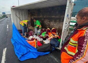 Camioneta con trabajadores de CDMX vuelca tras esquivar caída desde el Segundo Piso (VIDEO)