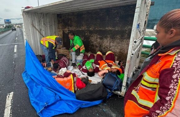 Camioneta con trabajadores de CDMX vuelca tras esquivar caída desde el Segundo Piso (VIDEO)