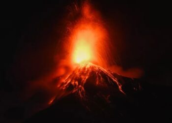 Guatemala declara alerta roja por erupción del Volcán de Fuego