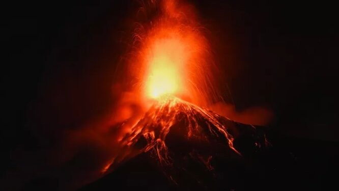 Guatemala declara alerta roja por erupción del Volcán de Fuego