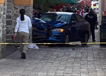 Zacatlán: Auto irrumpe andador peatonal en Feria de la Manzana; deja 15 heridos (VIDEO)