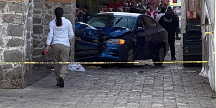 Zacatlán: Auto irrumpe andador peatonal en Feria de la Manzana; deja 15 heridos (VIDEO)