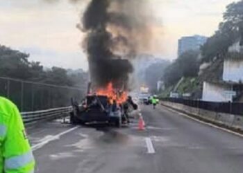 ¡Caos vial! Se incendia tráiler de doble remolque en la Chamapa-Lechería (VIDEO).