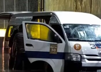 Tragedia: Seis pasajeros mueren tras quedar atrapados en una combi.