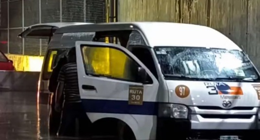 Tragedia: Seis pasajeros mueren tras quedar atrapados en una combi.