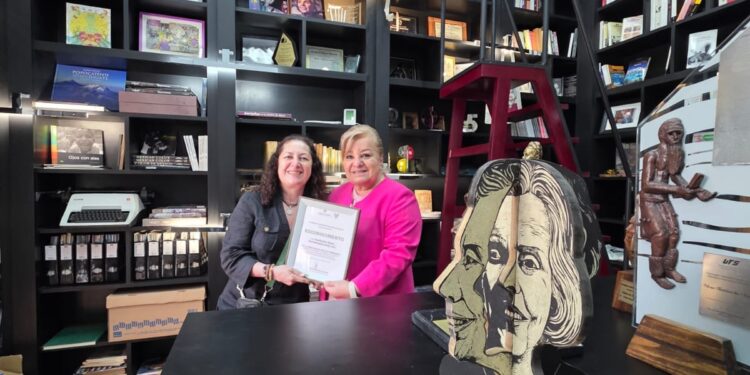 Recibe SEPH donación de 2 mil libros de la Fundación Elena Poniatowska