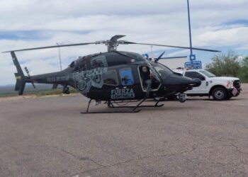 Balean helicóptero de la policía en Chihuahua; hieren a agente