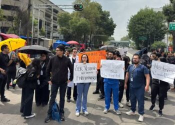 Protestan médicos por chinches y comida infectada en HGM