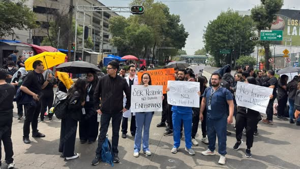 Protestan médicos por chinches y comida infectada en HGM