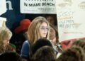 Muere Gloria Steinem, periodista que reveló el lado oculto de Playboy.