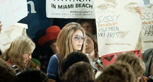 Muere Gloria Steinem, periodista que reveló el lado oculto de Playboy.