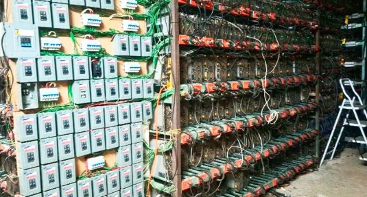 Aseguran granja clandestina de criptomonedas en Tlaola, Puebla