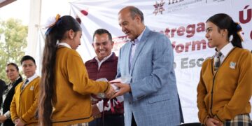 Natividad Castrejón entrega útiles, calzado y uniformes en cinco municipios