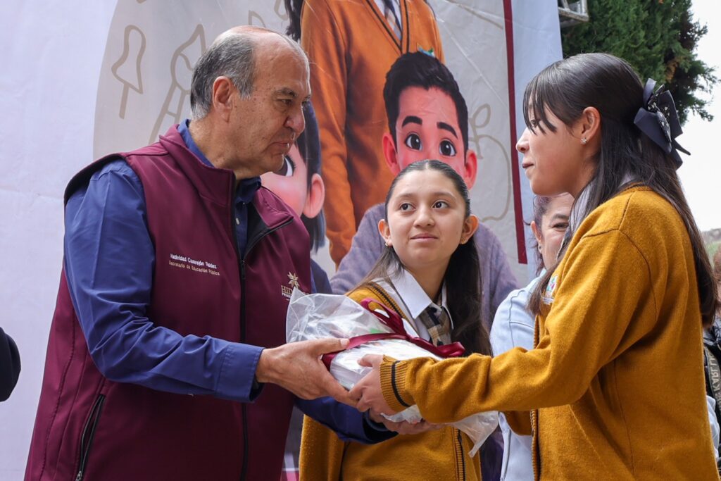 Gobierno de Hidalgo entrega uniformes, útiles y calzado a estudiantes de Tula-Tepeji