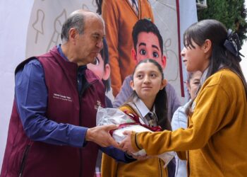 Gobierno de Hidalgo entrega uniformes, útiles y calzado a estudiantes de Tula-Tepeji