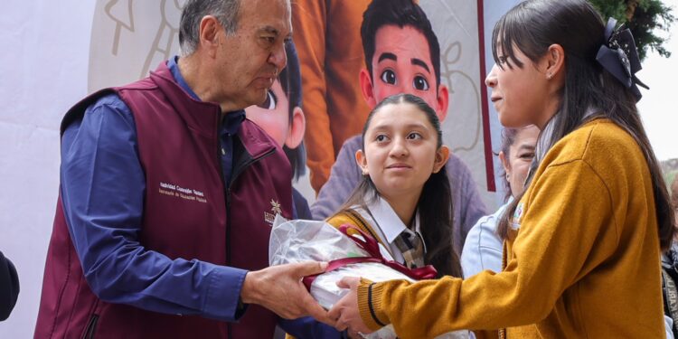 Gobierno de Hidalgo entrega uniformes, útiles y calzado a estudiantes de Tula-Tepeji